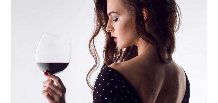 ผู้หญิงกับไวน์แดง